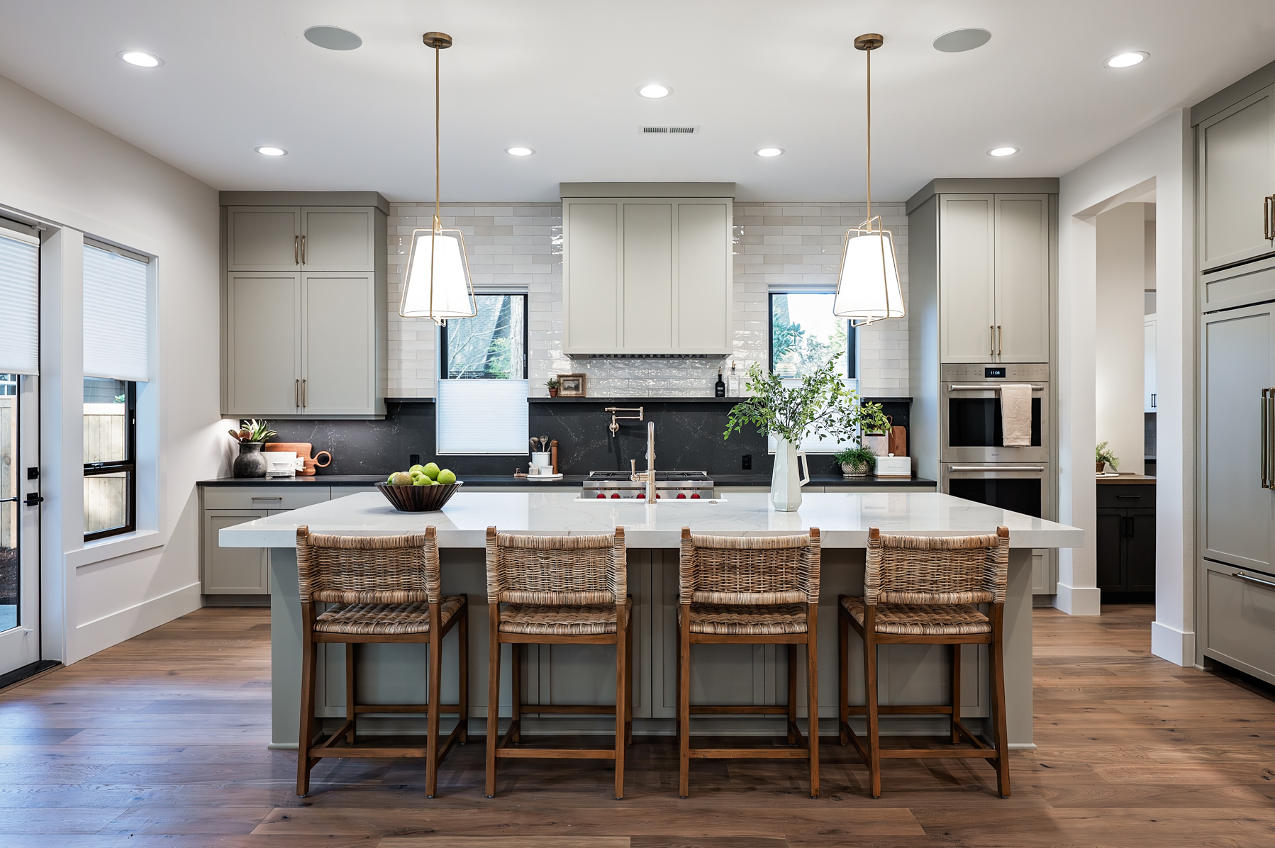 20251230 2560GlenEaglesPlaceLO 1042