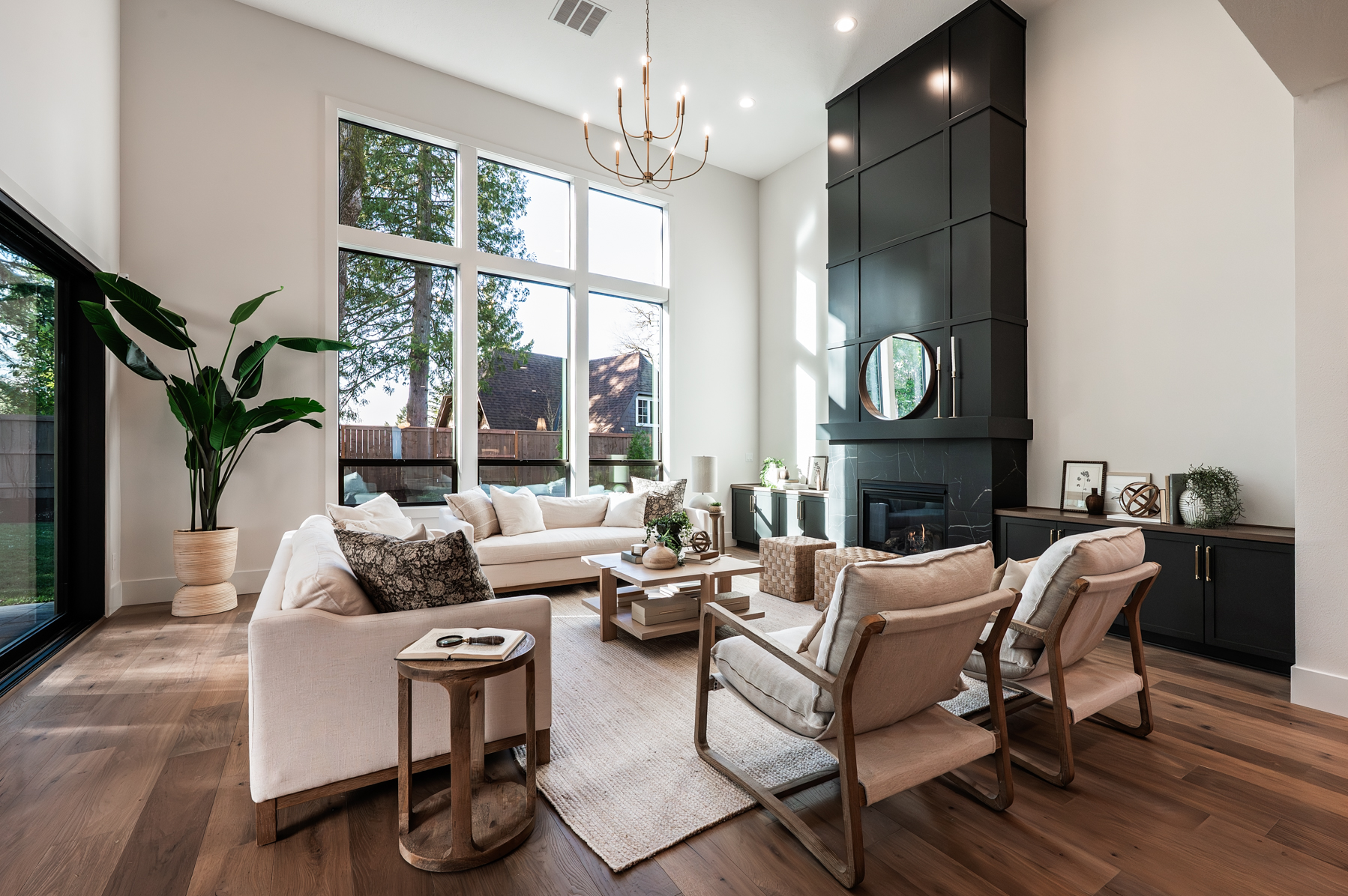 20251230 2560GlenEaglesPlaceLO 1058