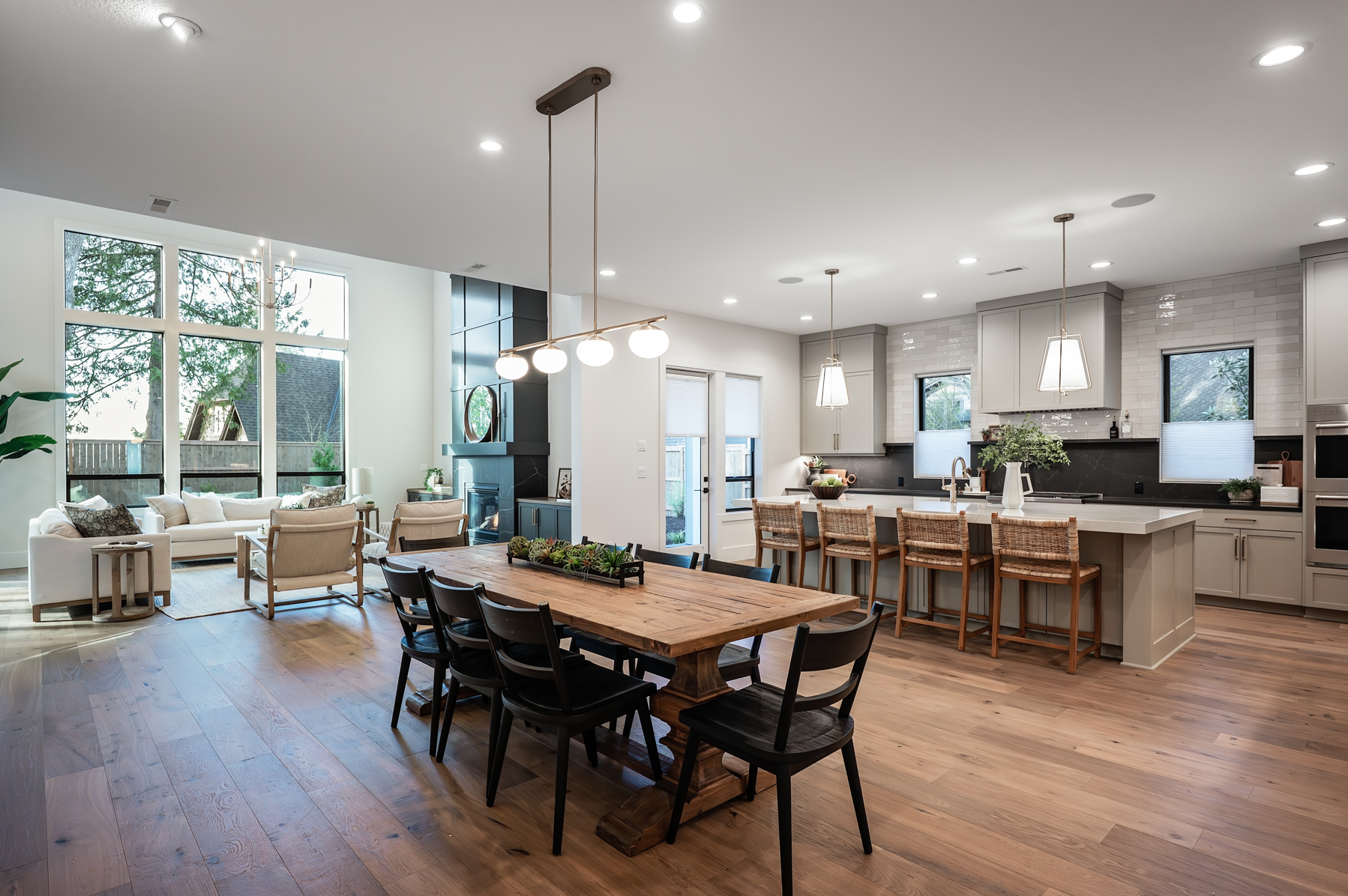 20251230 2560GlenEaglesPlaceLO 1065