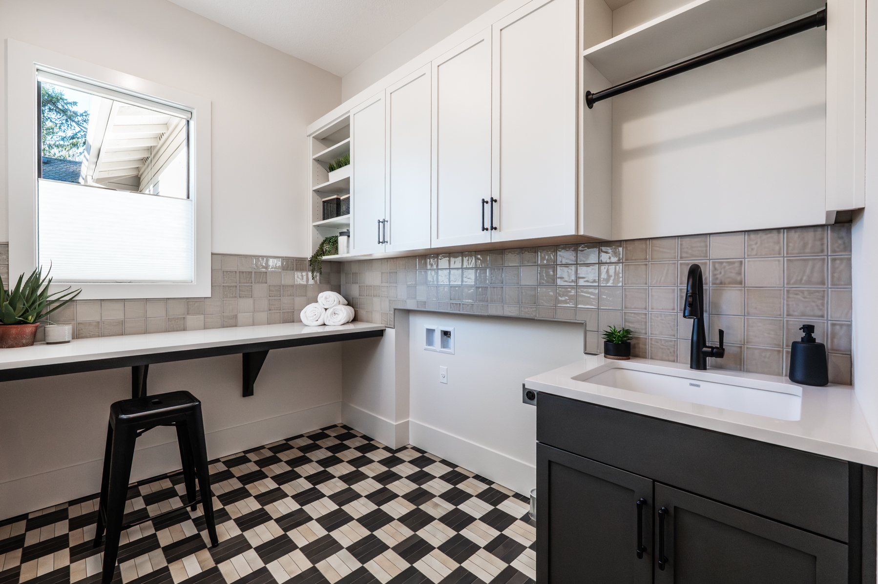 20251230 2560GlenEaglesPlaceLO 1078