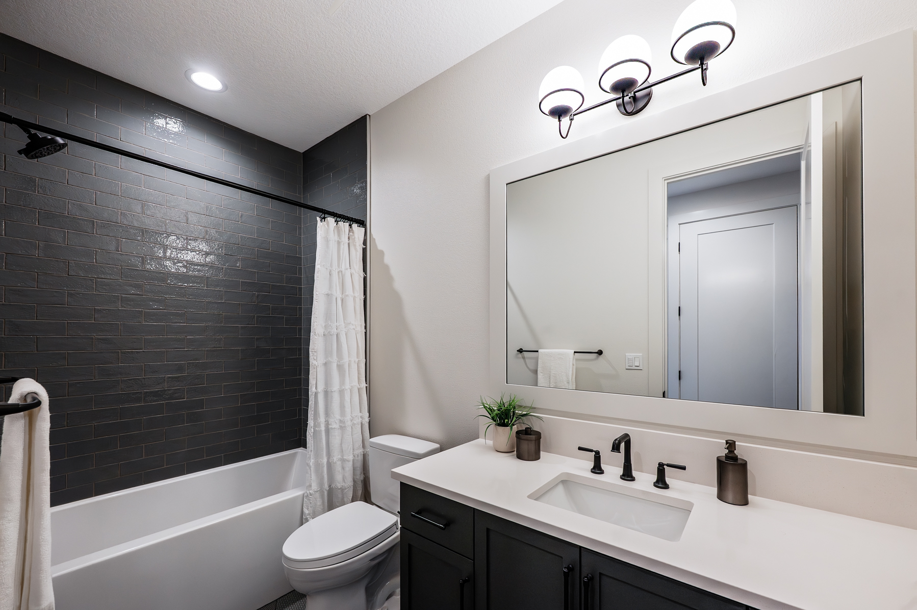 20251230 2560GlenEaglesPlaceLO 1081