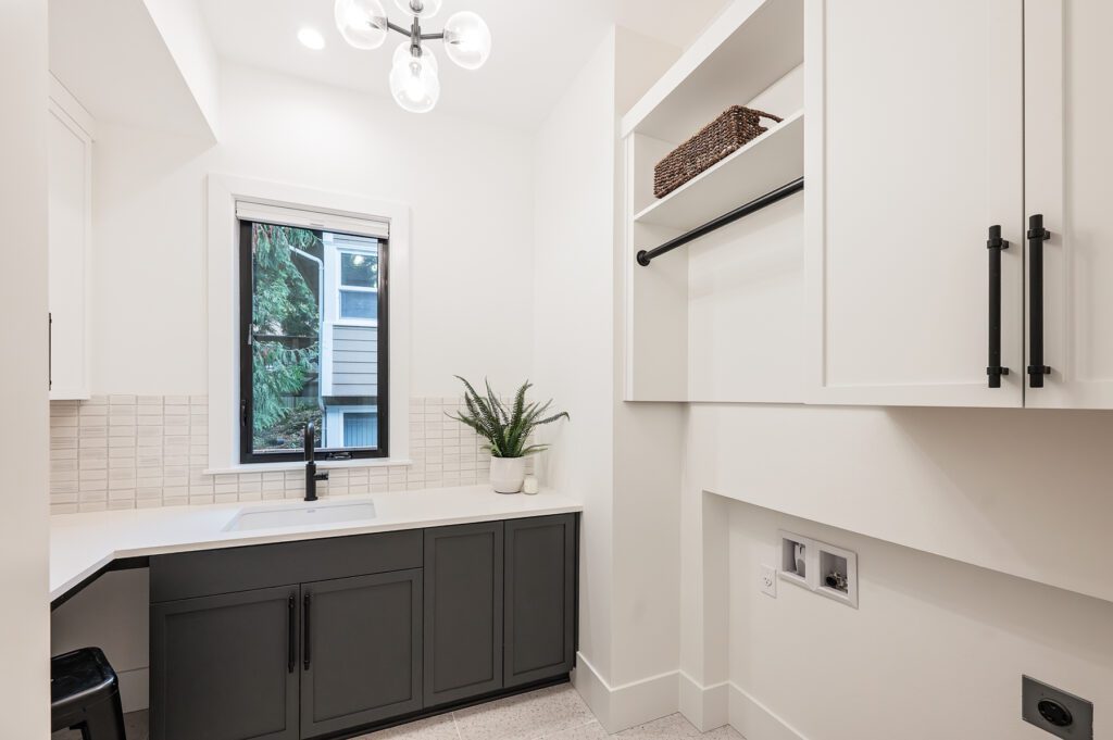 20251030 661SixthStLO 1054