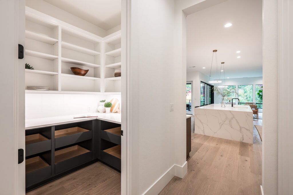 20251030 661SixthStLO 1056