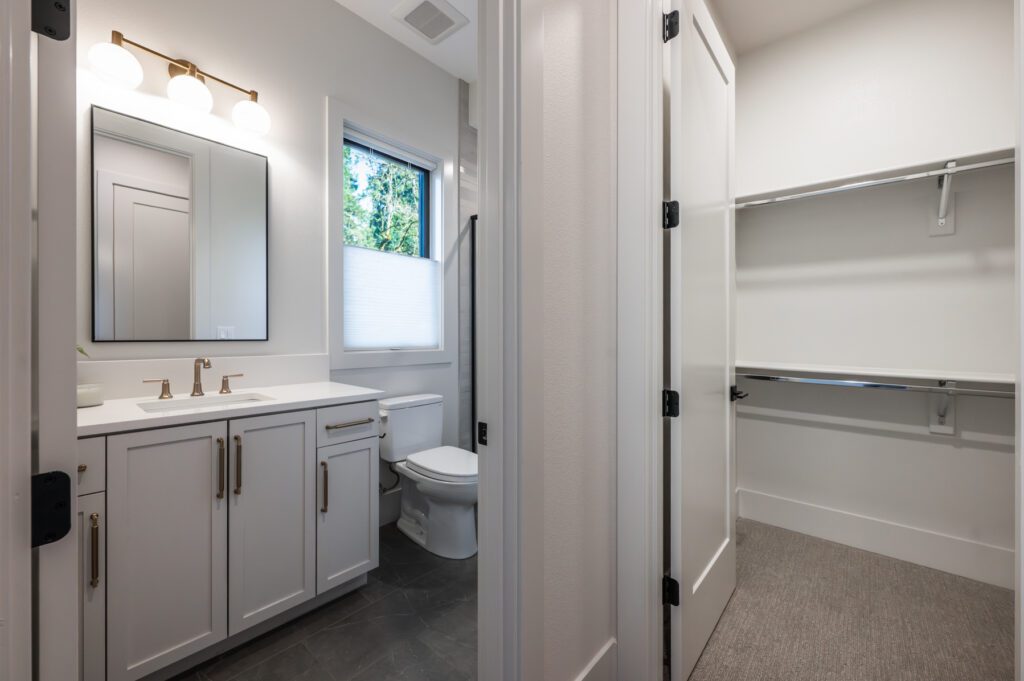 20251230 2560GlenEaglesPlaceLO 1006