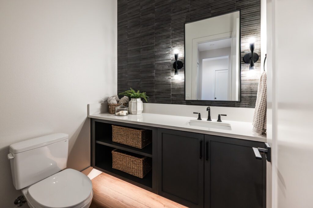 20251230 2560GlenEaglesPlaceLO 1009