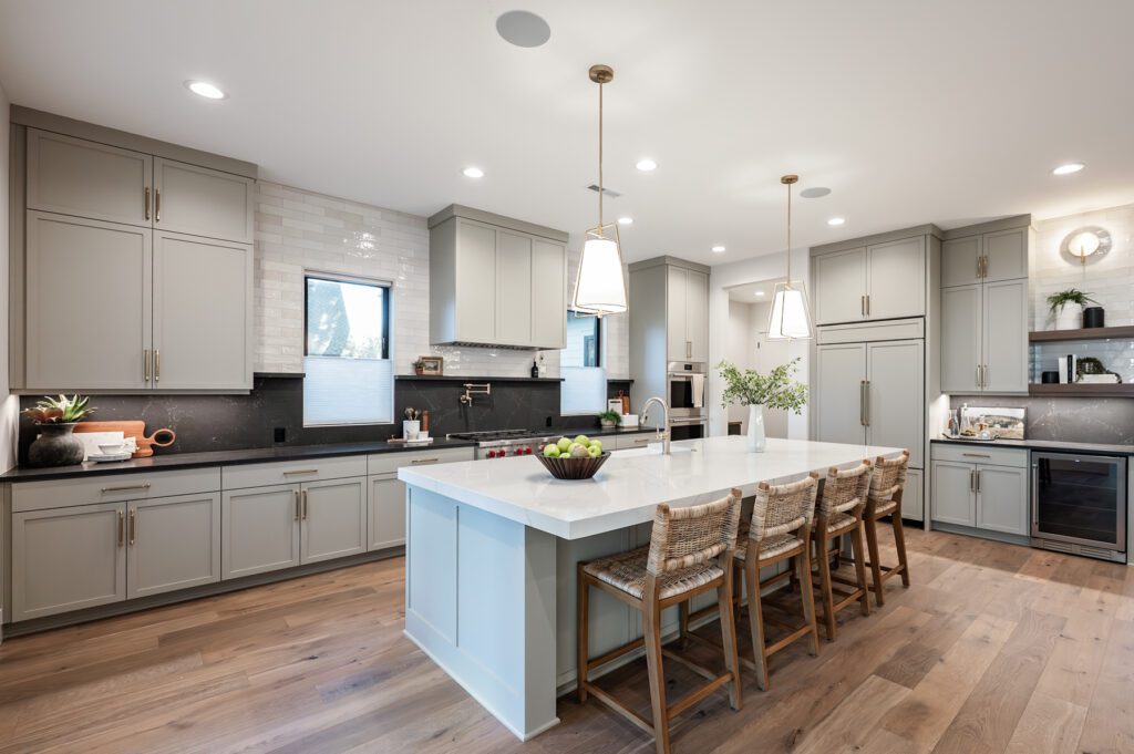 20251230 2560GlenEaglesPlaceLO 1052