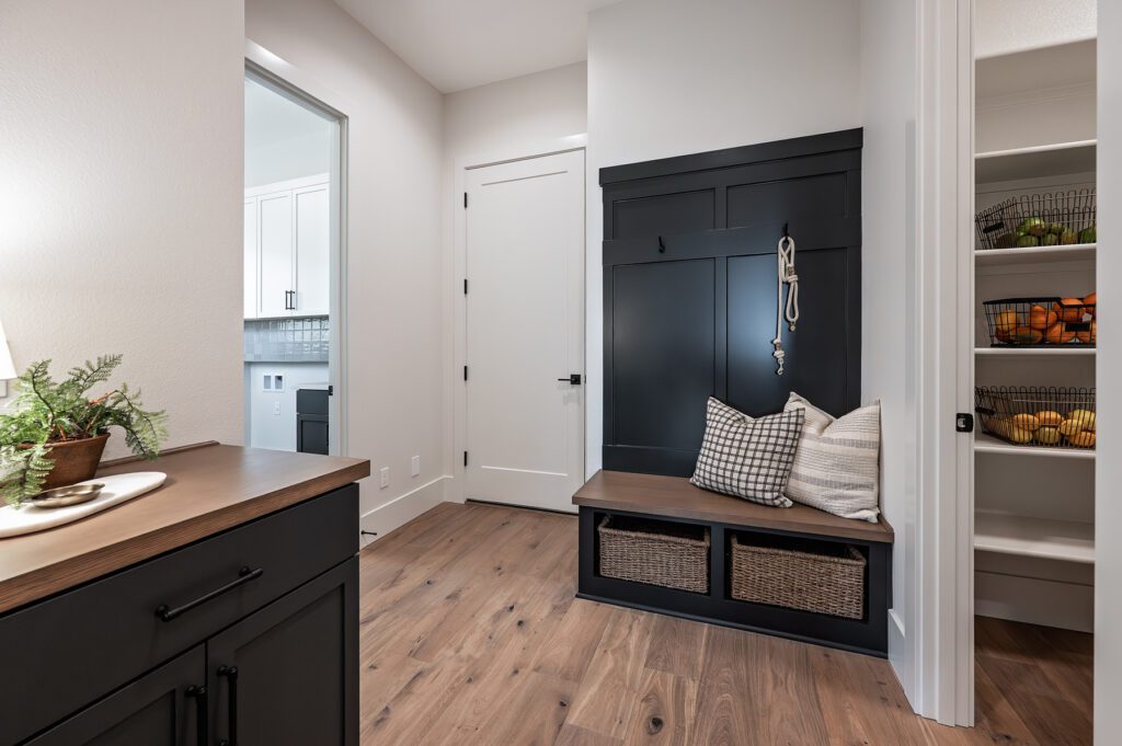 20251230 2560GlenEaglesPlaceLO 1074